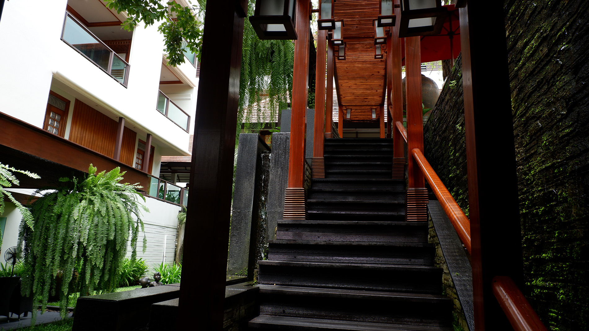 DECORATIVE INFLUENCES IN THE RESORT