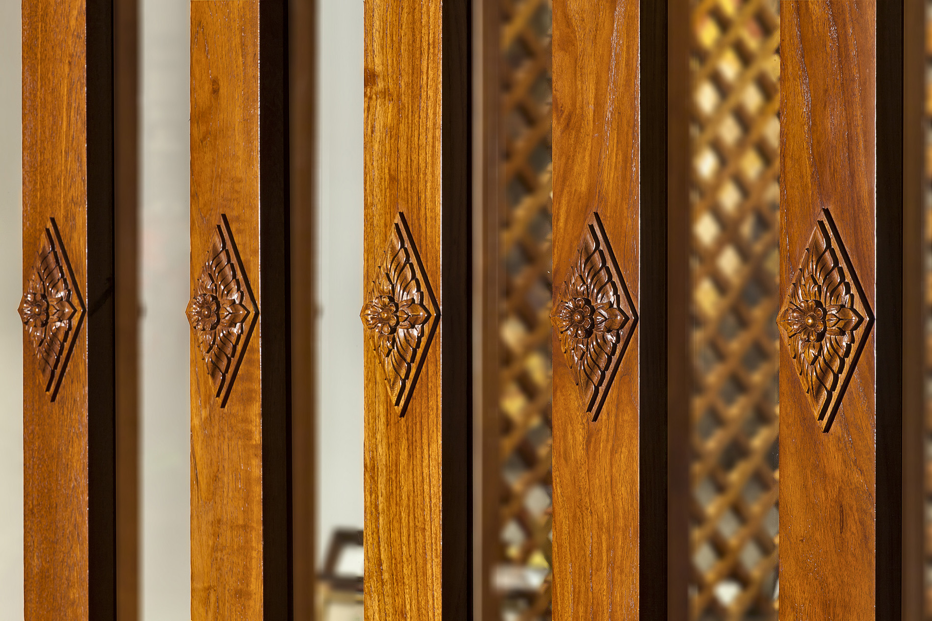 DECORATIVE INFLUENCES IN THE RESORT